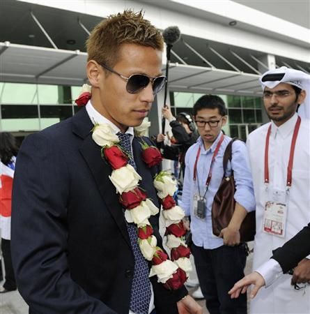 كيسوكي هوندا عند وصوله لمدينة الدوحة القطرية