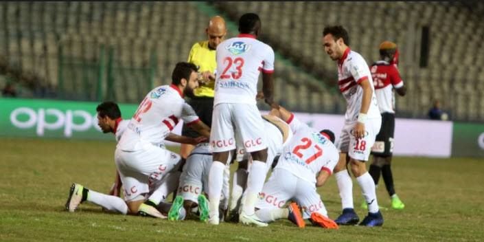 محمد عنتر مع لاعبي الزمالك