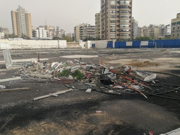 من الملعب
