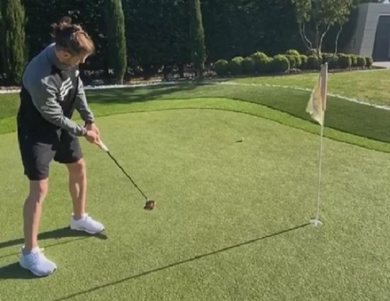 بيل يلعب الجولف