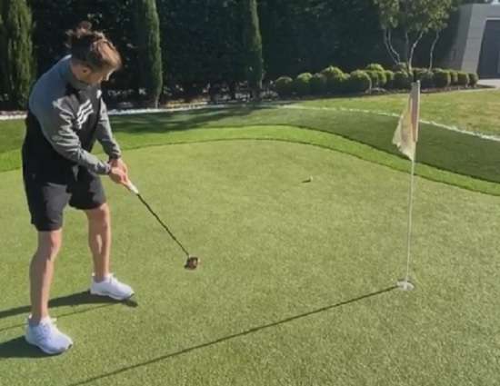 بيل يلعب الجولف