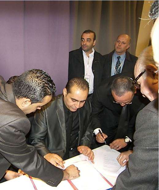 أحمد بوخزرة يتوسط الصورة