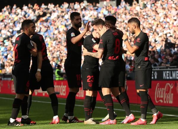 ساؤول مع لاعبي أتلتيكو مدريد