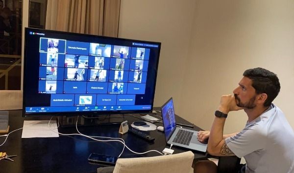 الشباب يتدرب بشكل جديد