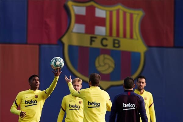 جونيور فيربو مع لاعبي برشلونة