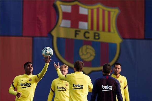 جونيور فيربو مع لاعبي برشلونة