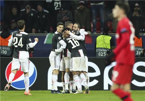 هيجواين مع فريقه