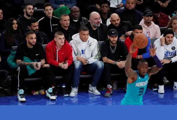 كورزاوا وسط لاعبي باريس