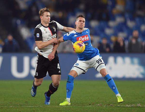 ماتياس دي ليخت (على اليسار)