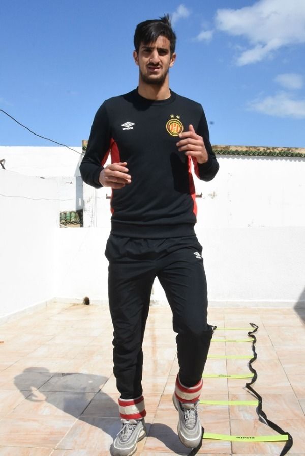 محمد علي بن رمضان يتدرب في منزله 