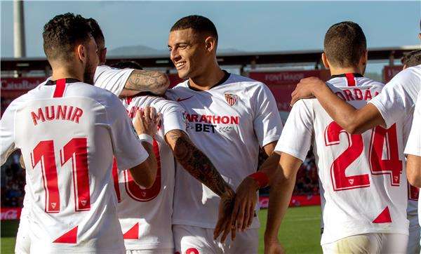 دييجو كارلوس مع لاعبي إشبيلية