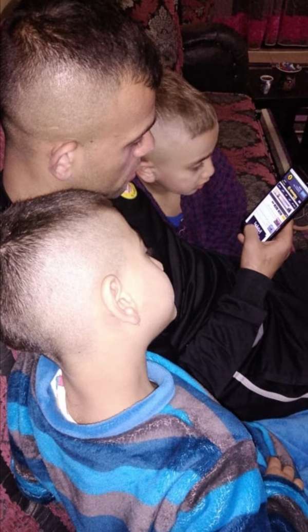 دقيق يتصفح موقع كووورة 