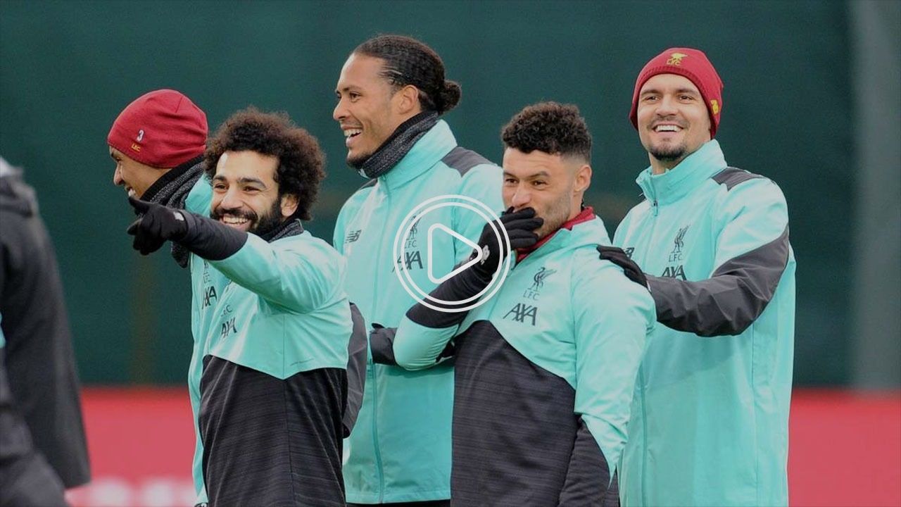 صلاح مع لاعبي ليفربول