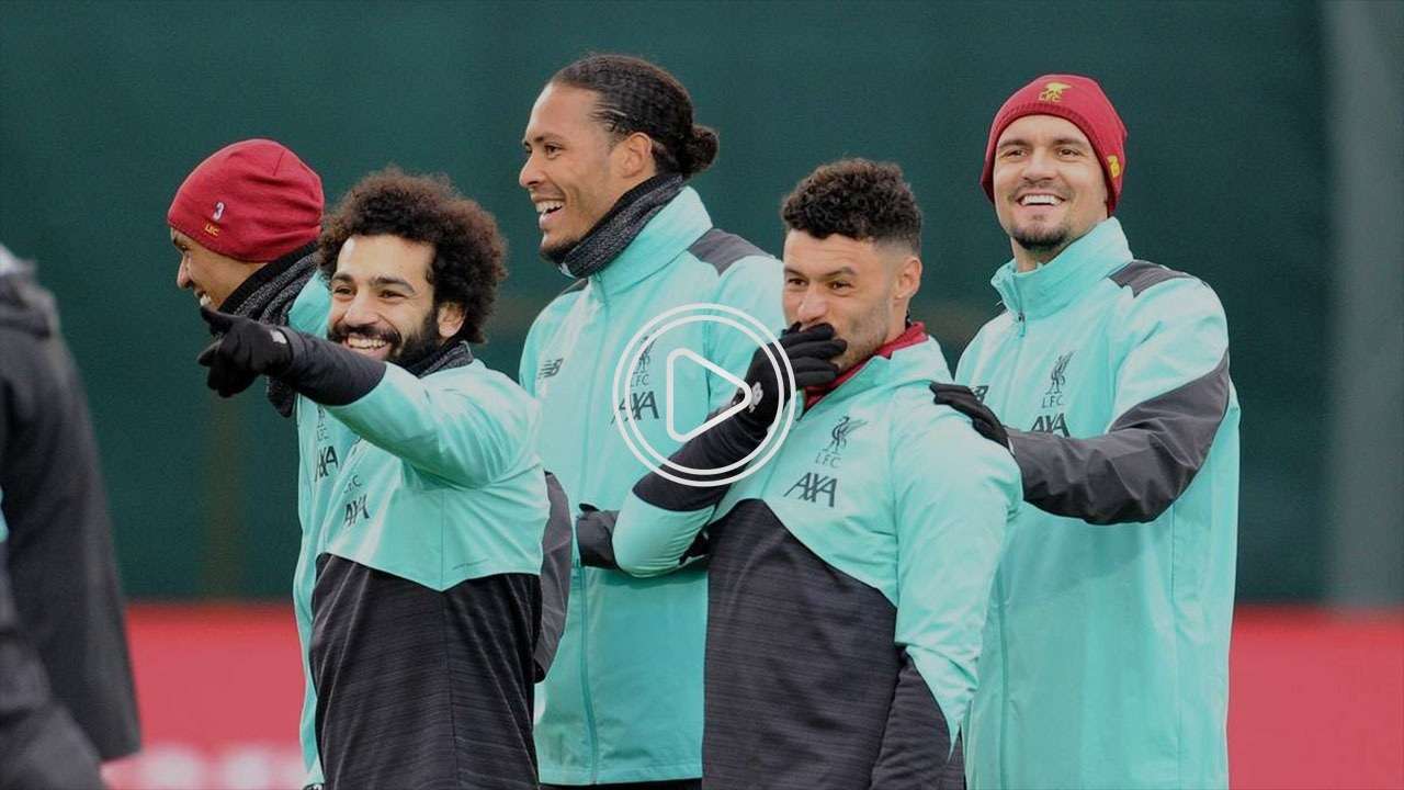 صلاح مع لاعبي ليفربول