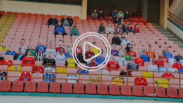 الدمى في المدرجات