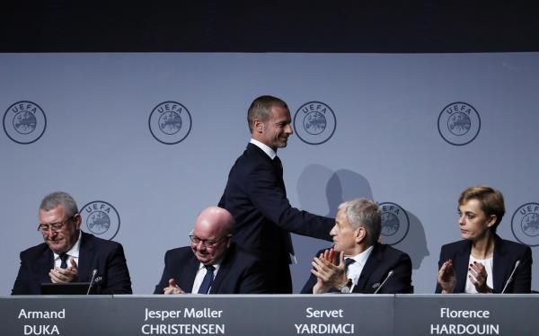 سيفرين رئيس الاتحاد الأوروبي (واقفا)