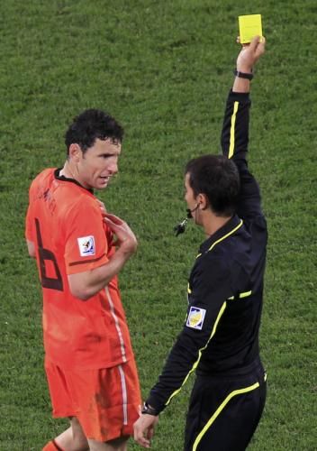 الحكم رافشان أرماتوف في نصف نهائي كأس العالم 2010