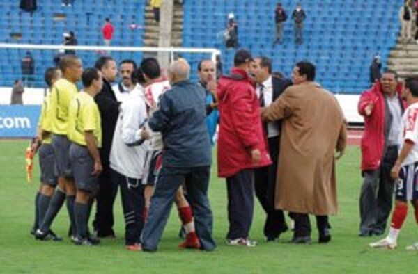 الزاكي بادو يقتحم الملعب 
