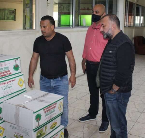 خلال عملية توزيع طرود الخير