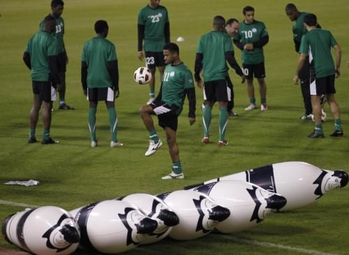 2011-01-062011-01-06t170059z_01_doh513_rtridsp_3_soccer-asian_reuters