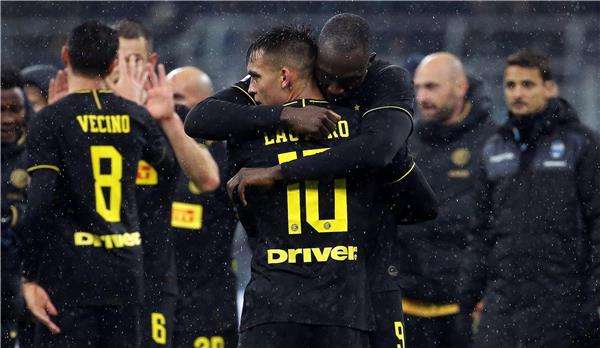 لاوتارو مع فريقه