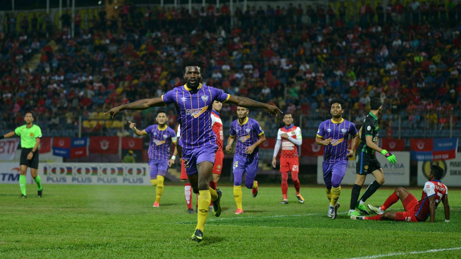 من  الدوري الماليزي