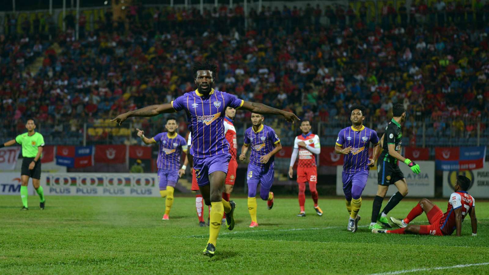 من  الدوري الماليزي