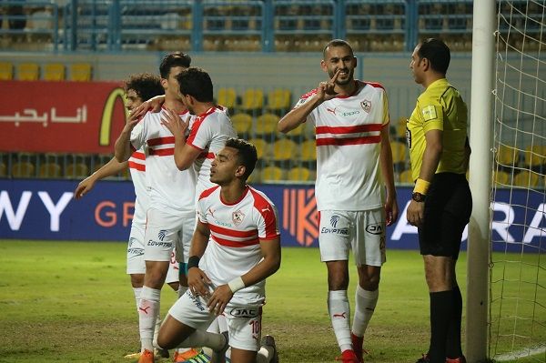 خالد بوطيب مع لاعبي الزمالك - أرشيفية