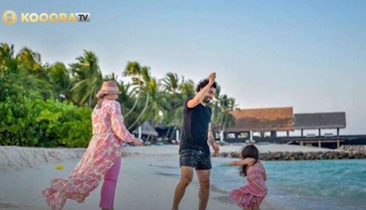 صلاح مع زوجته وابنته