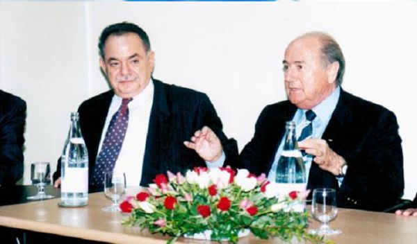 علولو مع جوزيف بلاتر رئيس الفيفا السابق