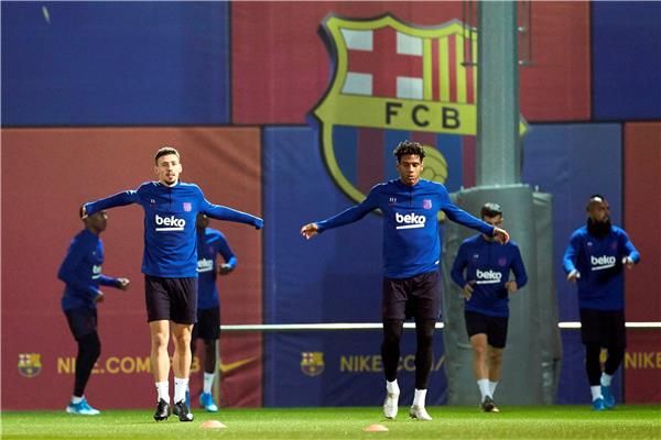 توديبو مع لاعبي برشلونة - أرشيفية