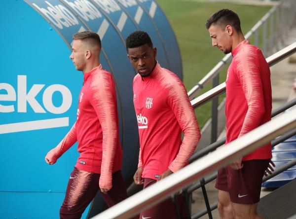 سيميدو مع لاعبي البارسا