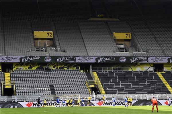 المدرجات خاوية في لقاء دورتموند وشالكه