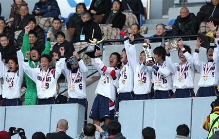 لاعبي فريق مدرسة تاكيغاوا يحتفلون بكأس اليابان للمدارس الثانوية