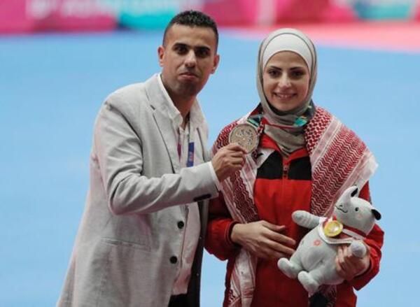 جوليانا الصادق ومدربها العساف