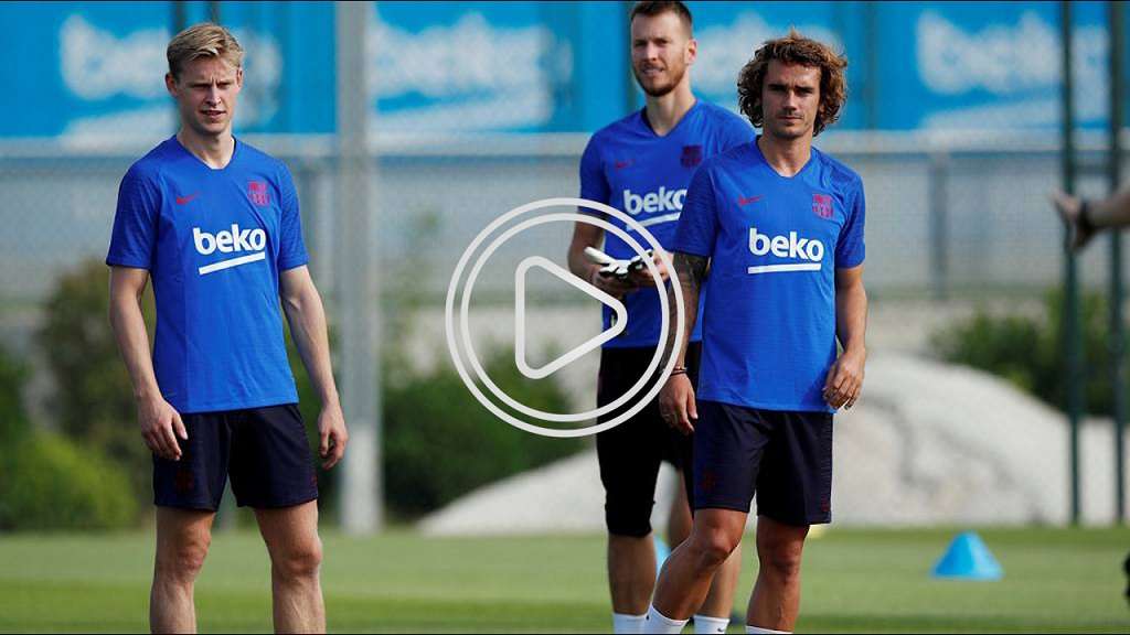 دي يونج مع لاعبي برشلونة