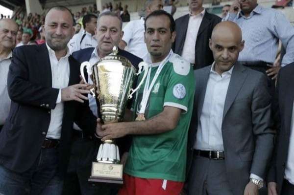 ذيب يتسلم كأس البطولة