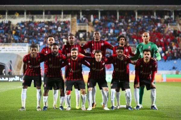 لاعبو الرائد 