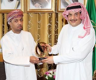 الامير سلطان بن فهد يتسلم درع الوفاء