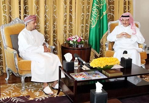 الامير سلطان بن فهد خلال حديثه مع سالم الحبسي رئيس الاتحاد الخليجي للإعلام الرياضي 