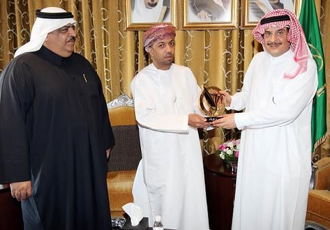 الامير سلطان بن فهد يتسلم درع الوفاء من سالم الحبسي رئيس الاتحاد الخليجي للإعلام الرياضي  