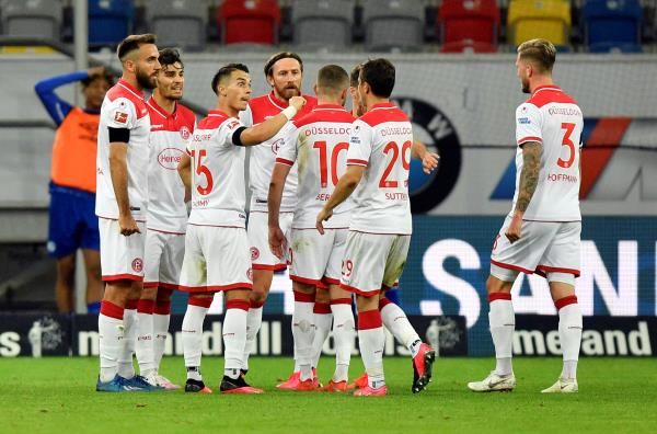 فرحة لاعبي دوسلدورف