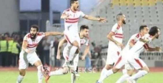 بوطيب يحتفل مع لاعبي الزمالك
