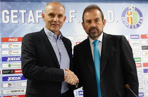 أنخيل توريس (يمين)