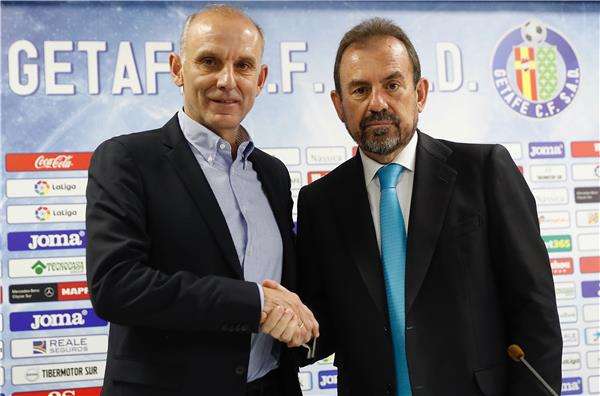 أنخيل توريس (يمين)