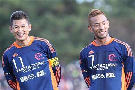 ناكاتا ( يمين ) وميورا في المباراة الخيرية لمكافحة حمى القلاعية