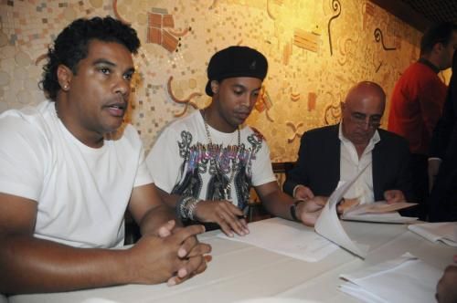 2011-01-112011-01-11t190410z_01_sao02_rtridsp_3_soccer-latam-ronaldinho_reuters