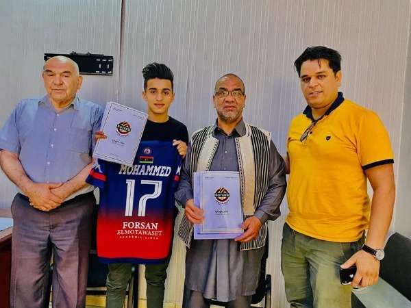 جانب من التوقيع