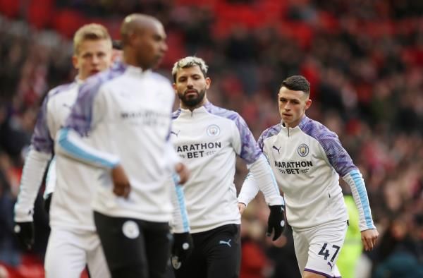 فيل فودين مع لاعبي مانشستر سيتي