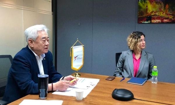 دانا حيدر ود. تشوي خلال اجتماع لجنة التطوير